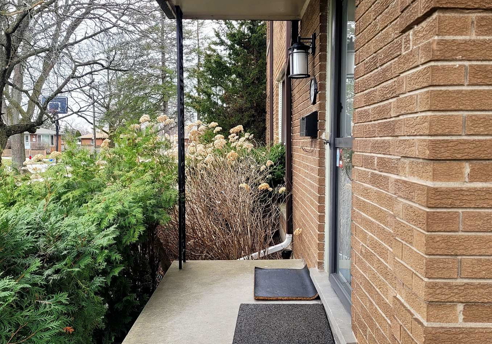1374-charles-drive-burlington-ontario-w13044370