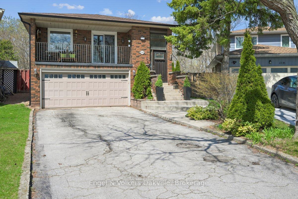 1223-hudson-place-oakville-ontario-w13046976