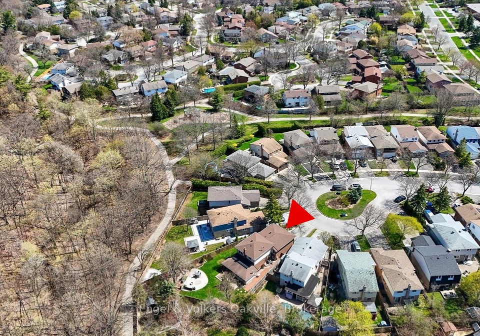 1223-hudson-place-oakville-ontario-w13046976