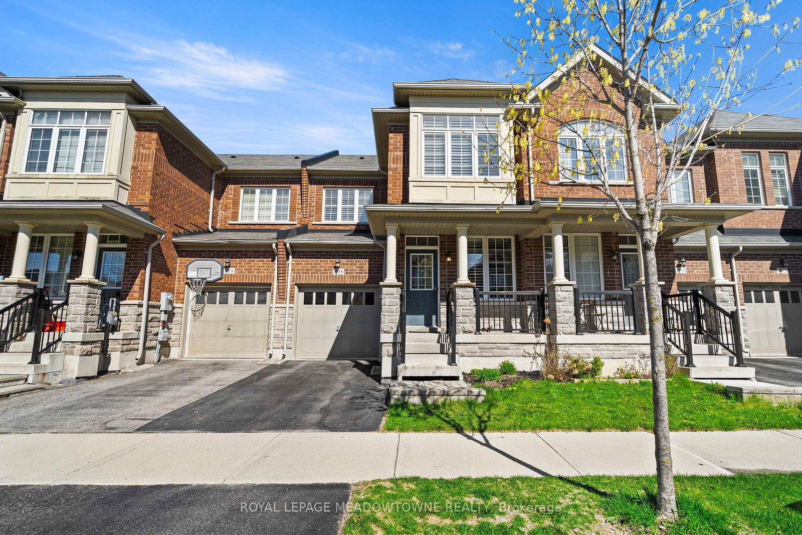 1516-haws-crescent-milton-ontario-w13059228