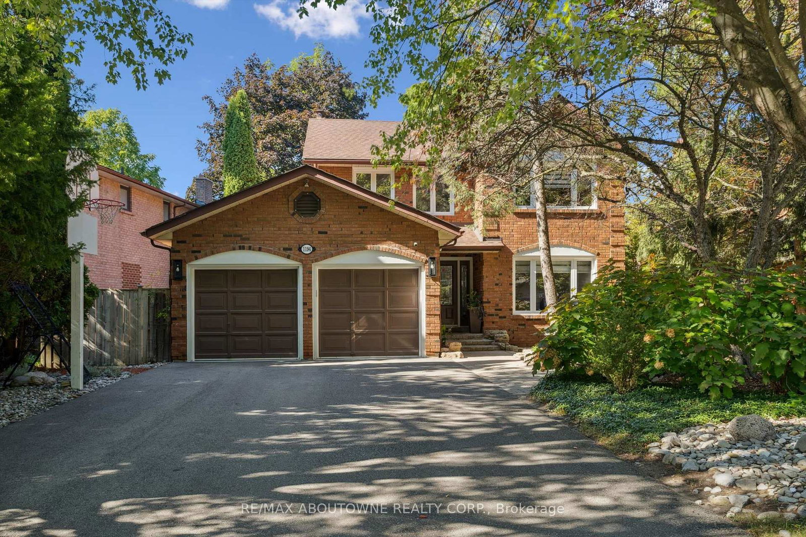 1194-queen-victoria-avenue-mississauga-ontario-w13059374