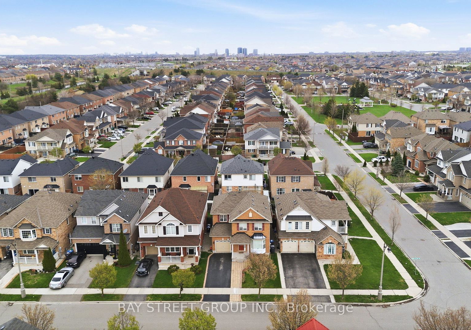 4-decker-hollow-circle-brampton-ontario-w13059602
