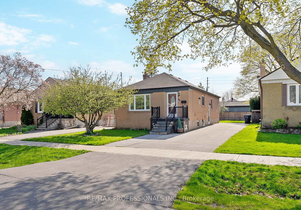 46-stock-avenue-etobicoke-ontario-w13059630