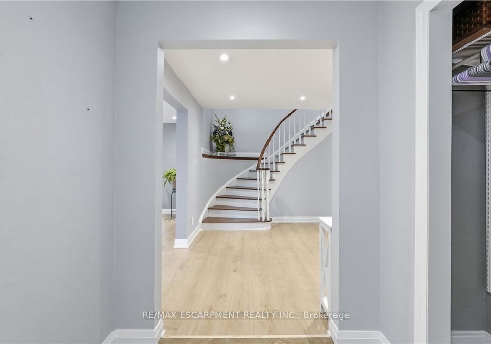 2401-sinclair-circle-burlington-ontario-w13070436