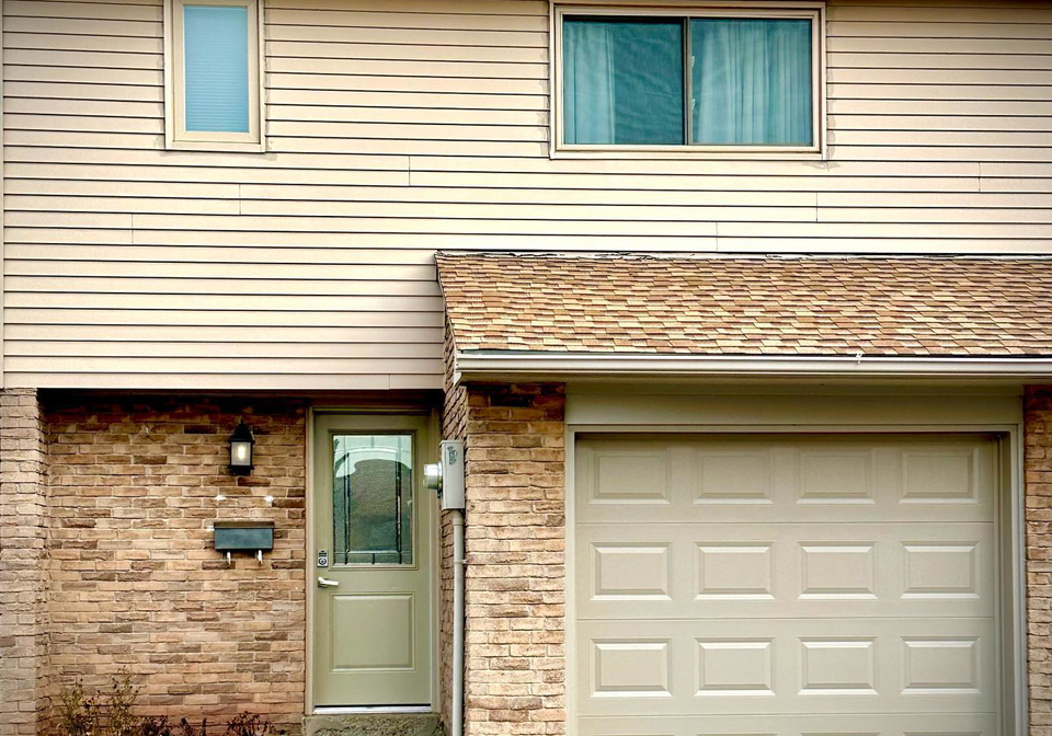 1542-lancaster-drive-oakville-ontario-w13073320