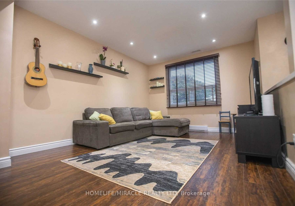38-hoskins-square-brampton-ontario-w13082026