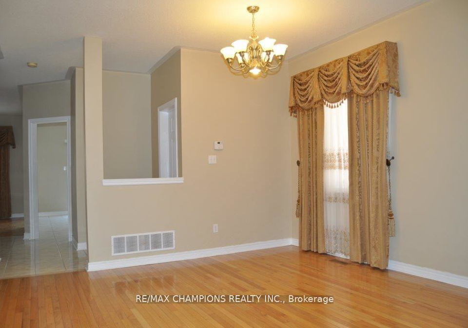104-masters-green-crescent-brampton-ontario-w13089036