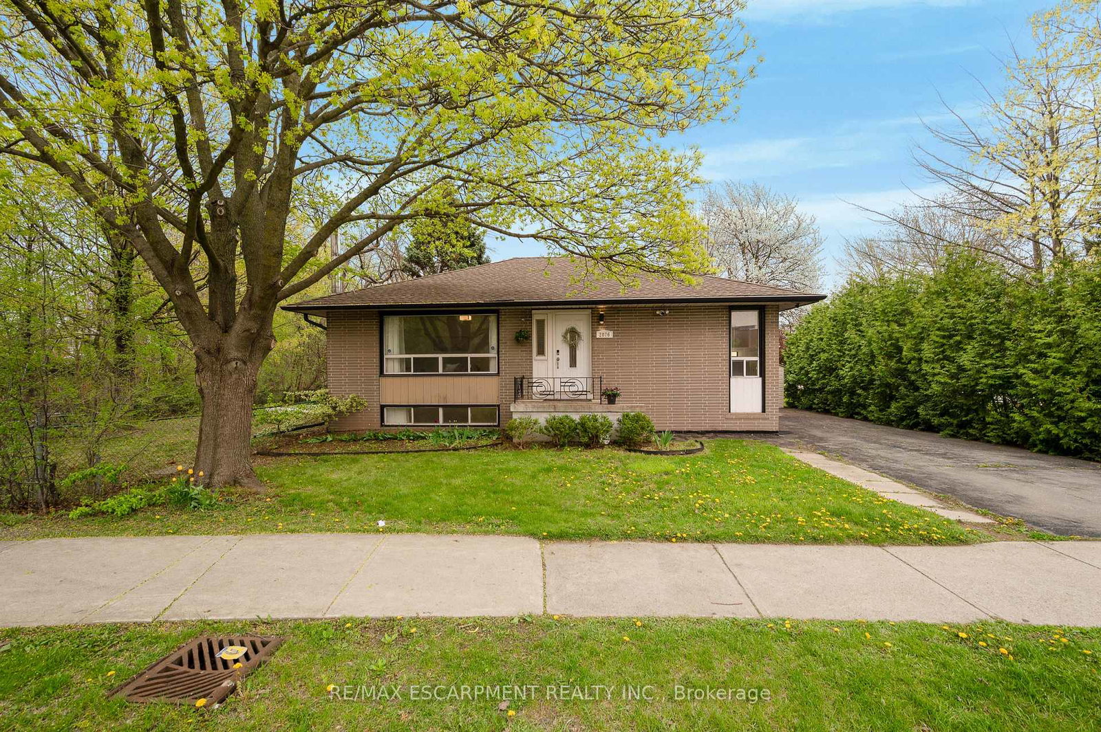 2076-constance-drive-oakville-ontario-w13093744
