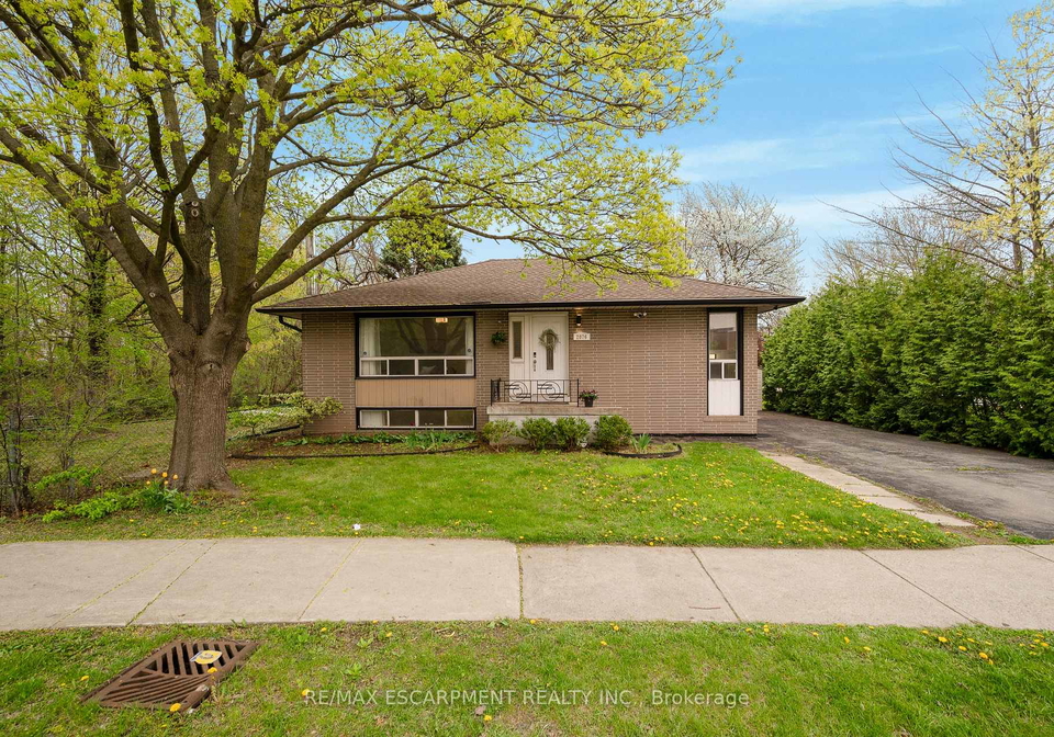 2076-constance-drive-oakville-ontario-w13093744