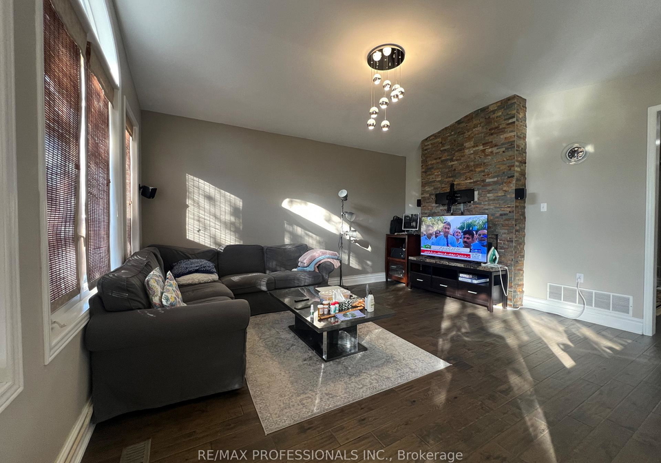 3895-henrietta-way-mississauga-ontario-w13093826