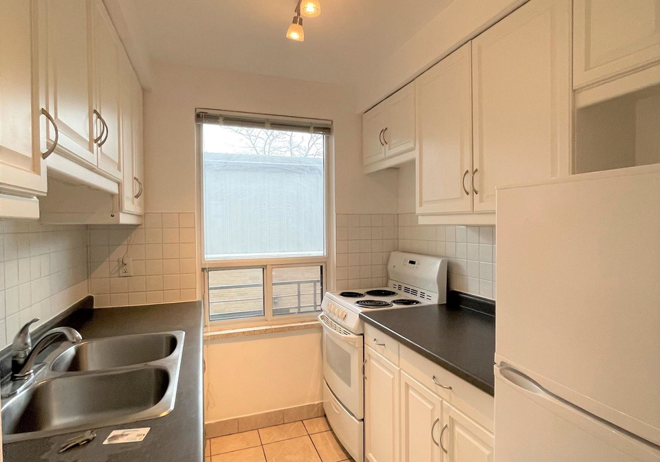 6lake-shore-drive-etobicoke-ontario-w13101956
