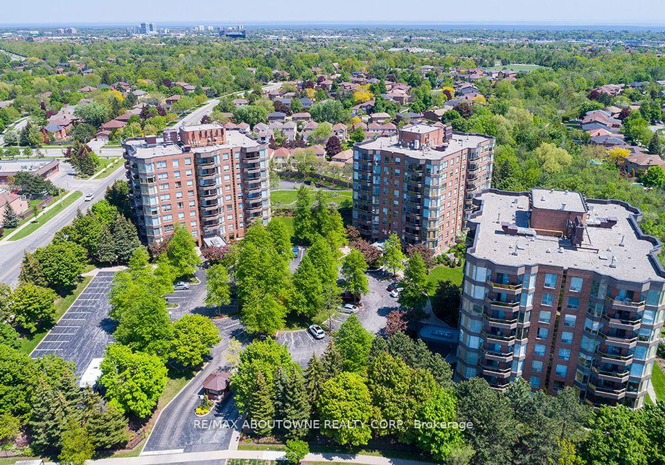 1901-pilgrims-way-oakville-ontario-w13103112