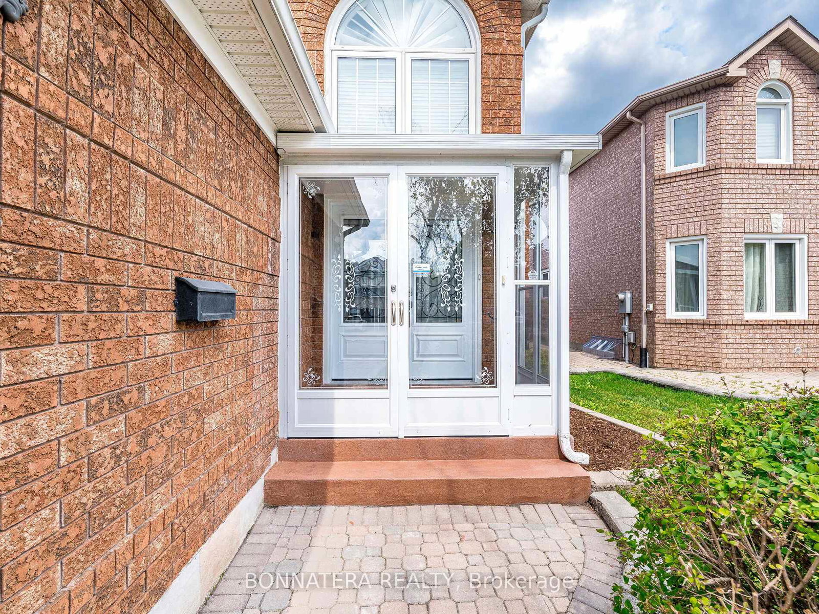 5471-whitehorn-avenue-mississauga-ontario-w13103336