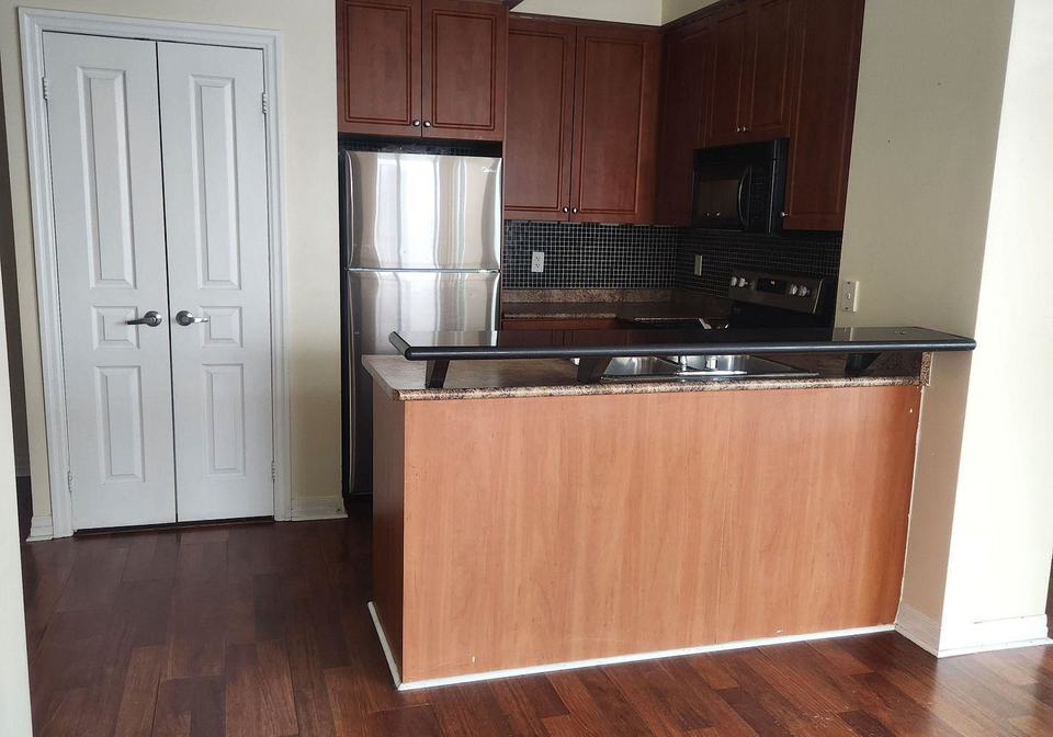 220-burnhamthorpe-road-w-mississauga-ontario-w13105554