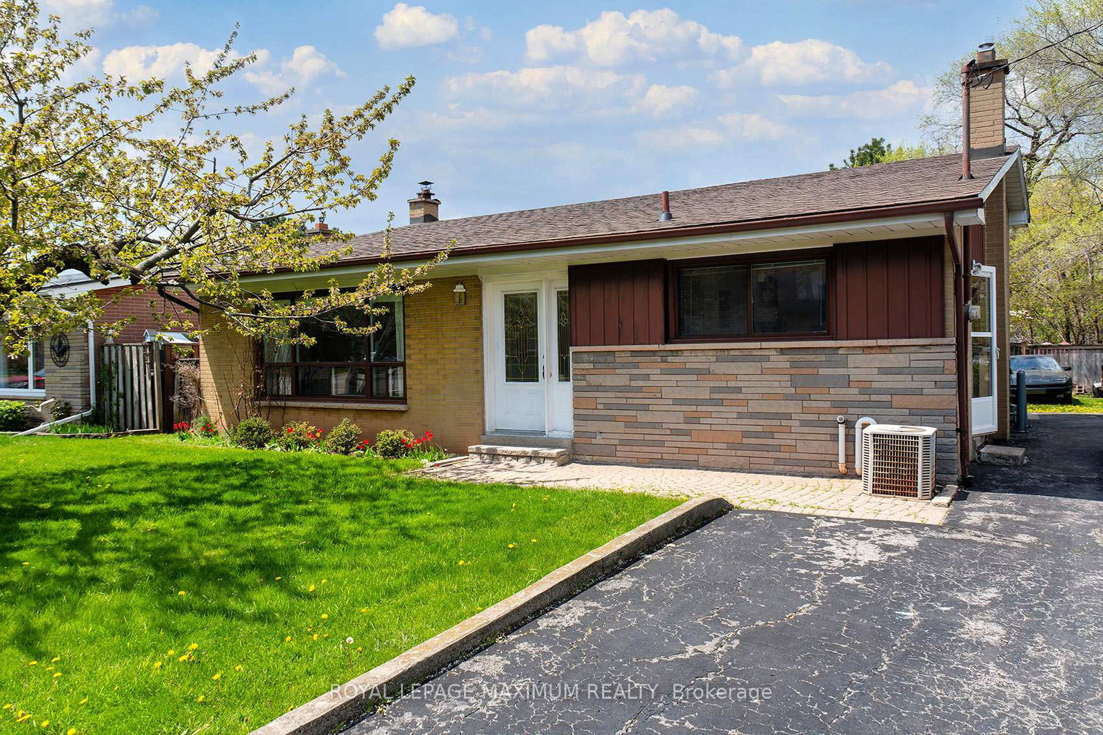 565-pinegrove-road-oakville-ontario-w13106764