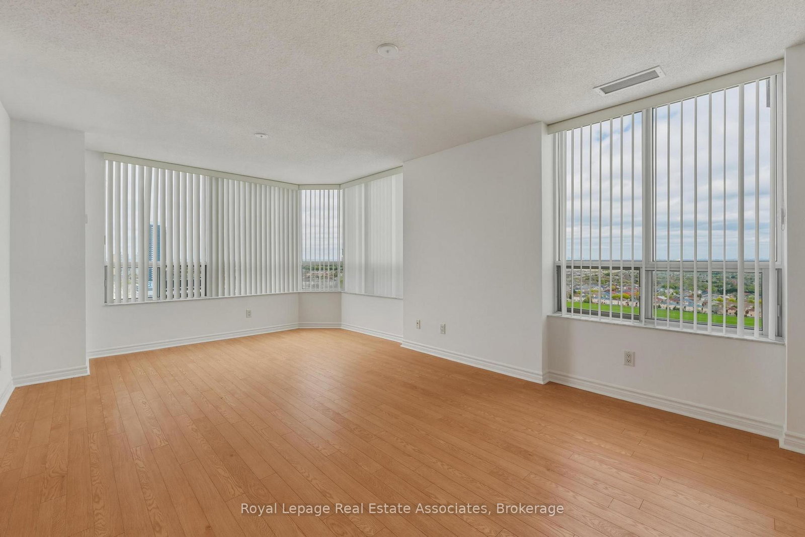 25-kingsbridge-garden-circle-mississauga-ontario-w13130070