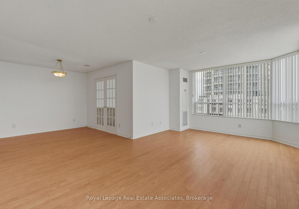 25-kingsbridge-garden-circle-mississauga-ontario-w13130070