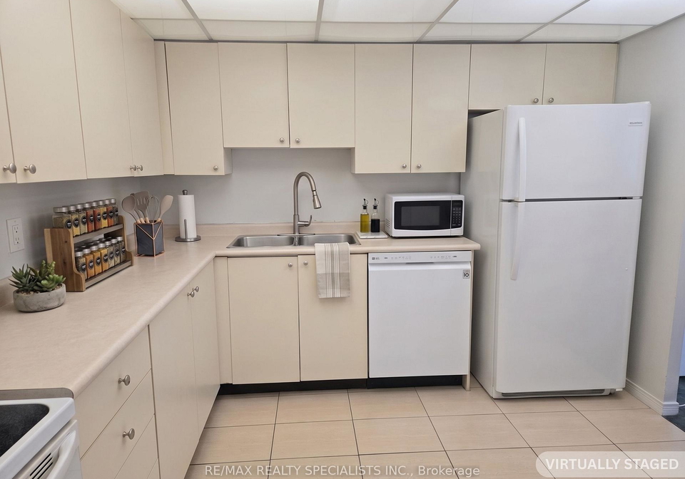 145-hillcrest-avenue-mississauga-ontario-w13133008