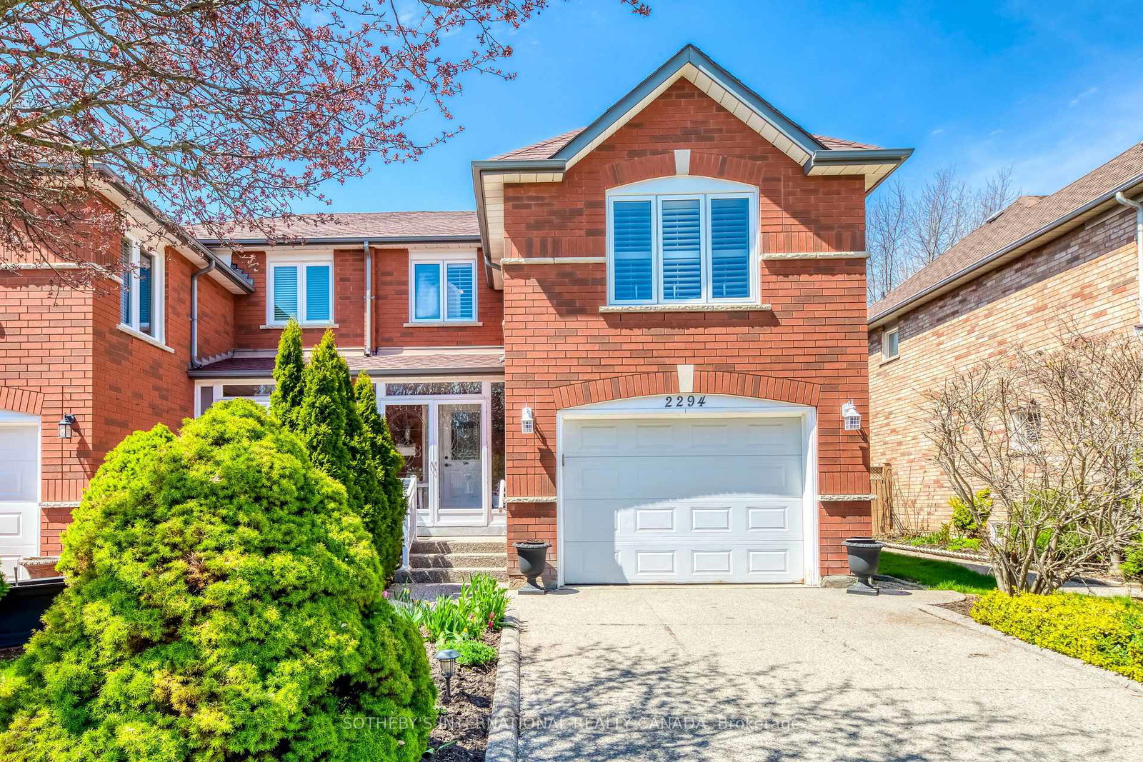 2294-dale-ridge-drive-oakville-ontario-w13136354