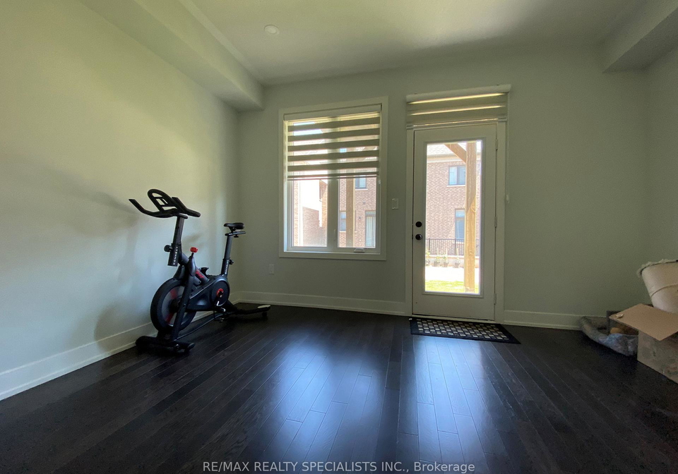 1458-yellow-rose-circle-oakville-ontario-w13138694