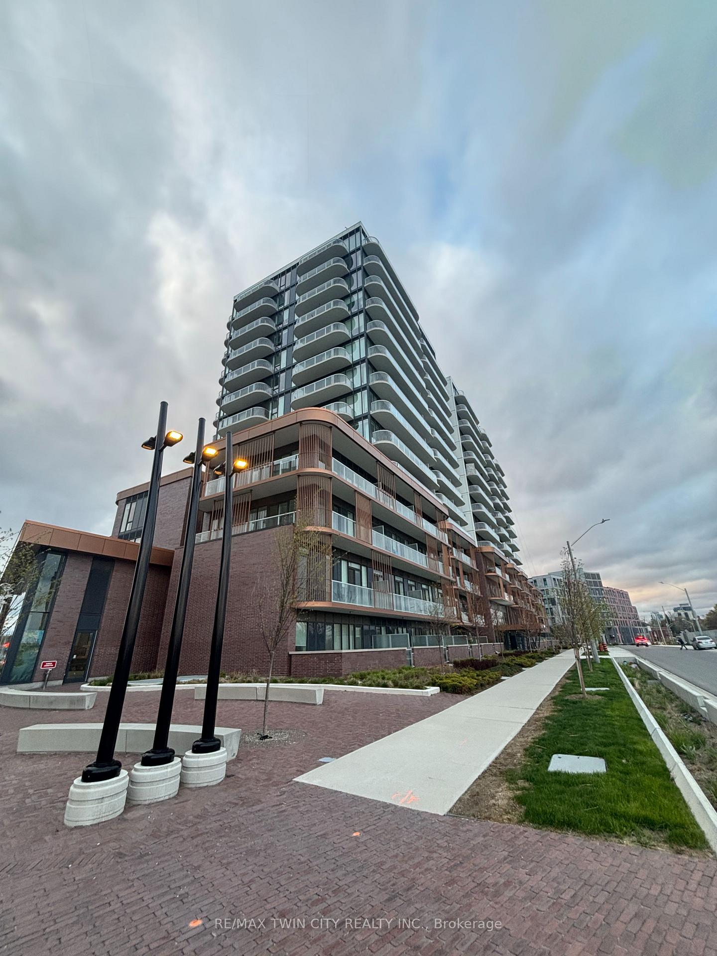 220-missinnihe-way-w-mississauga-ontario-w13145098