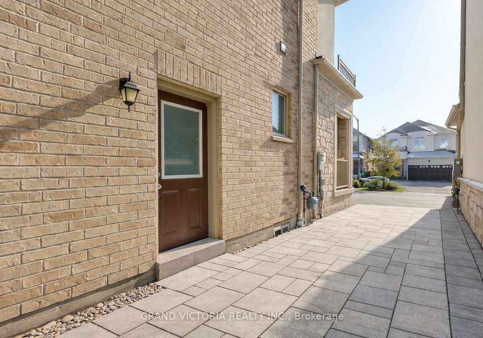 4-mussle-white-road-brampton-ontario-w13147114