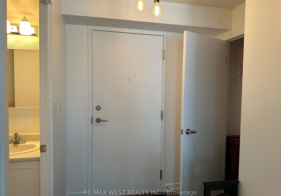 816-lansdowne-avenue-toronto-ontario-w13148566