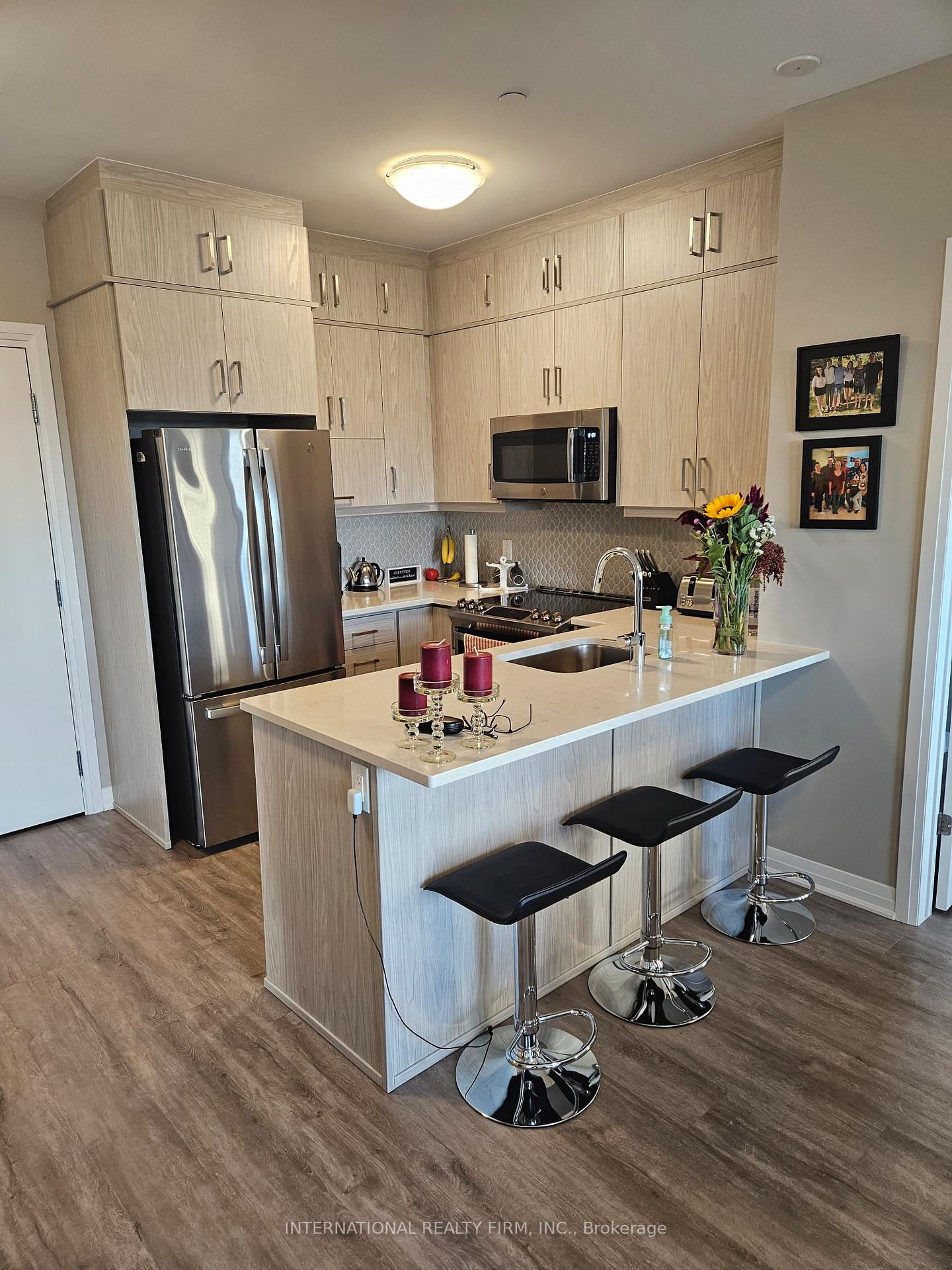 95-dundas-street-w-oakville-ontario-w13159590