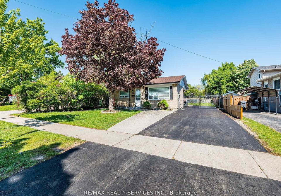 32-madoc-drive-brampton-ontario-w13159924