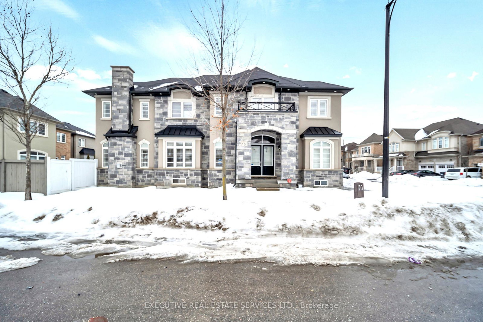 13-masken-circle-brampton-ontario-w13171688