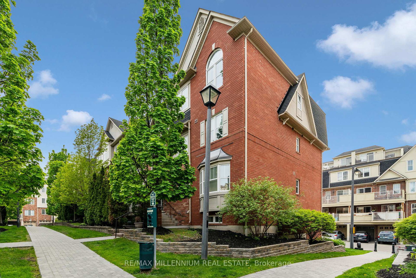 77neighbourhood-circle-mississauga-ontario-w13206094