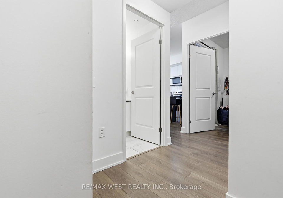 202-burnhamthorpe-road-e-mississauga-ontario-w13226854