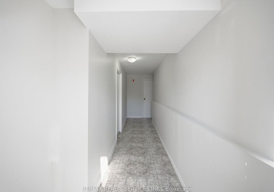8-deerpark-crescent-s-brampton-ontario-w13228230