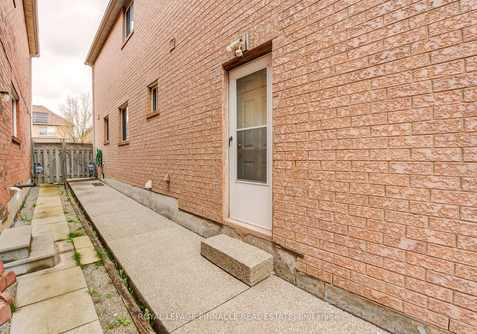 5921-summerside-drive-mississauga-ontario-w13230156
