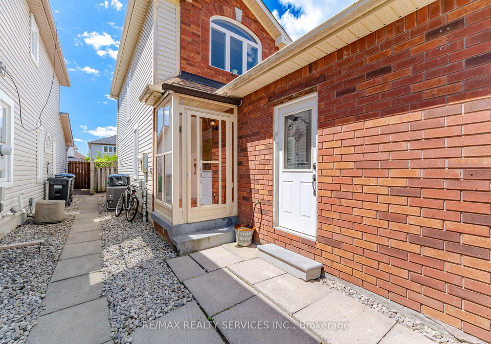 54-yellow-brick-road-brampton-ontario-w13247190