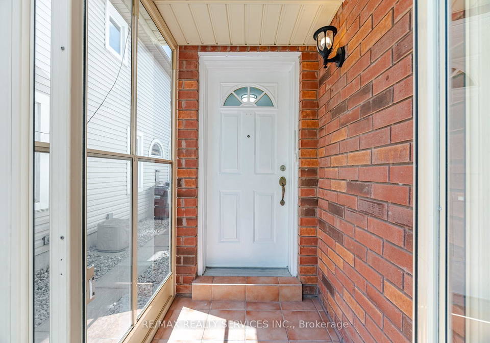 54-yellow-brick-road-brampton-ontario-w13247190