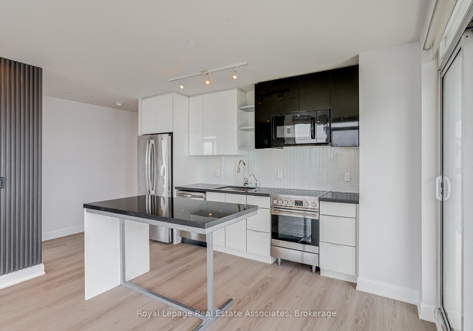 33-shore-breeze-drive-etobicoke-ontario-w13293450