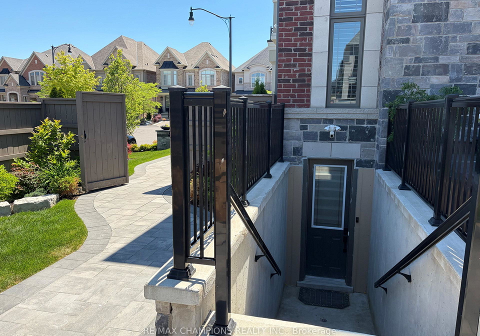 2-blue-silo-way-brampton-ontario-w13410362