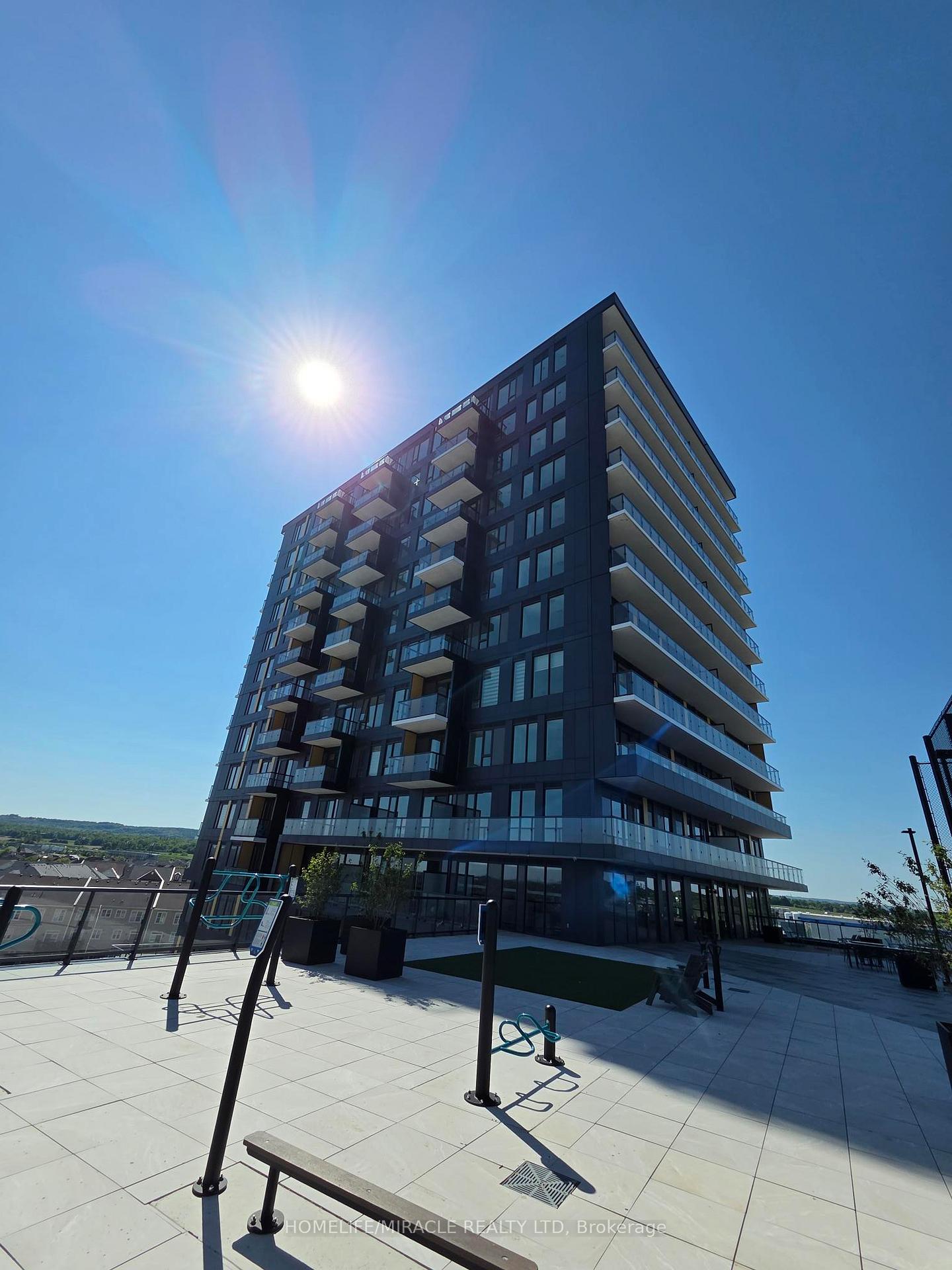 4878-power-common-burlington-ontario-w13411268