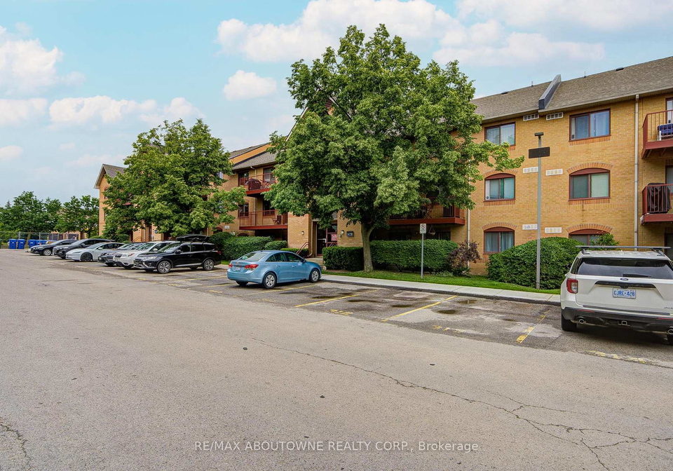 1476-pilgrims-way-oakville-ontario-w13423778