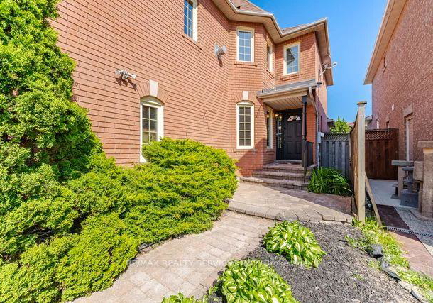 8-safari-court-brampton-ontario-w13426768