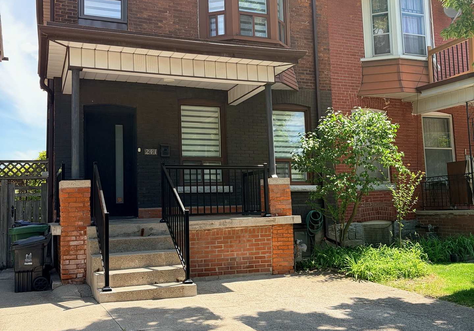 241-delaware-avenue-toronto-ontario-w13430998