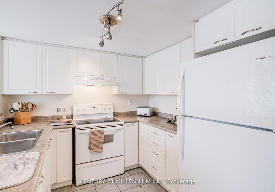 1000-cedarglen-gate-mississauga-ontario-w13431926