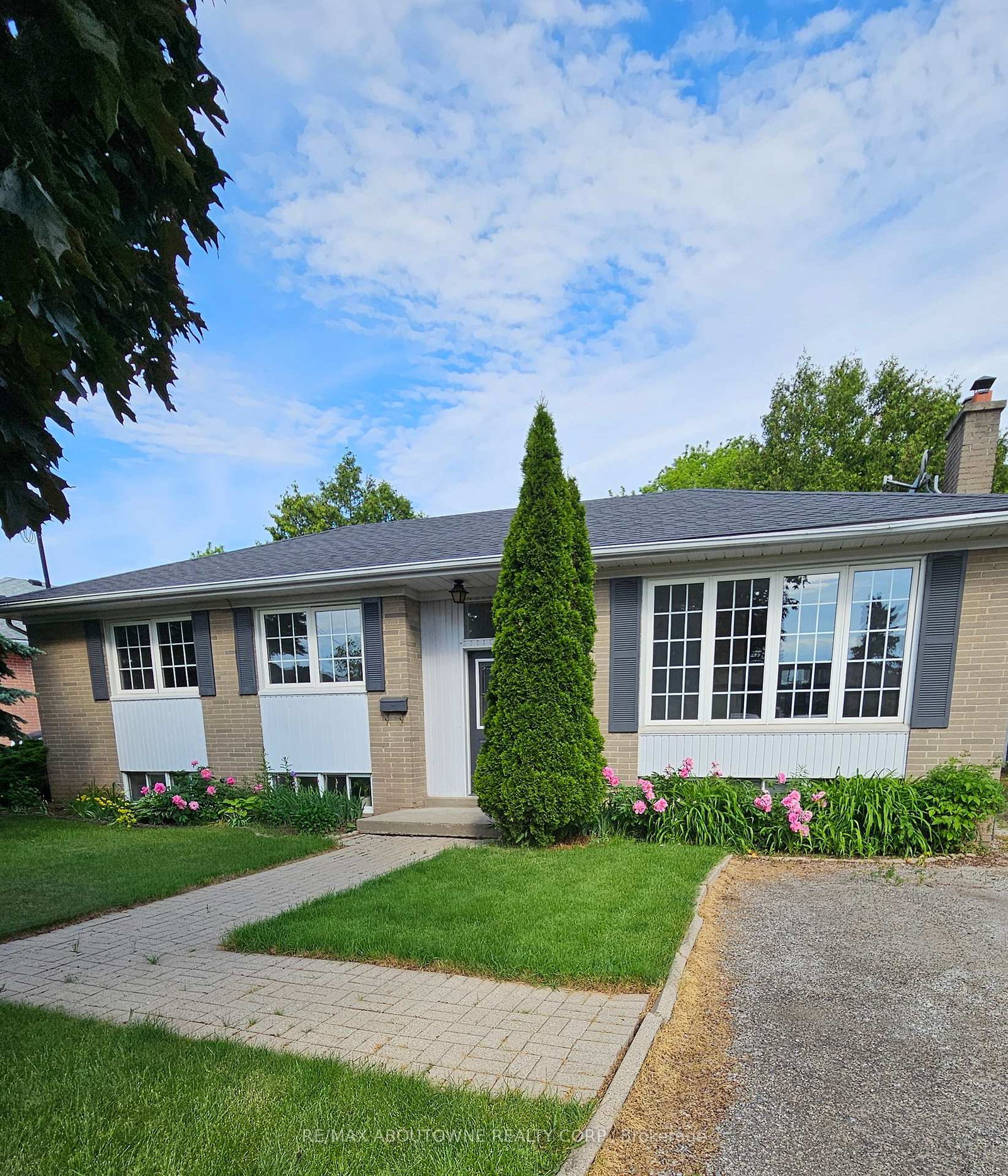 1377-selkirk-avenue-oakville-ontario-w13432556