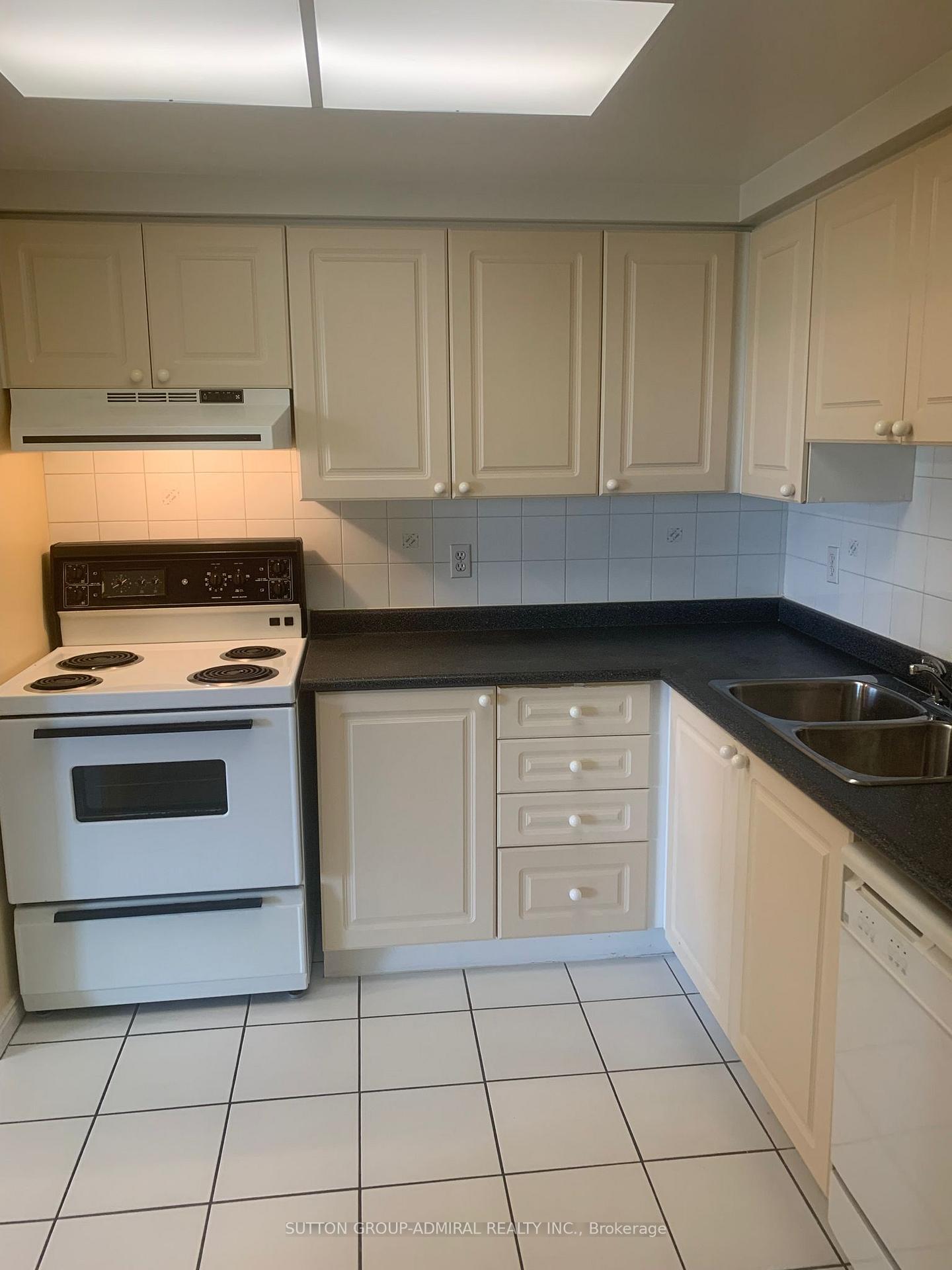 135-hillcrest-avenue-mississauga-ontario-w13434886
