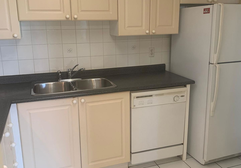 135-hillcrest-avenue-mississauga-ontario-w13434886