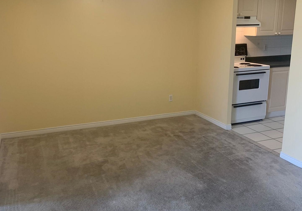 135-hillcrest-avenue-mississauga-ontario-w13434886