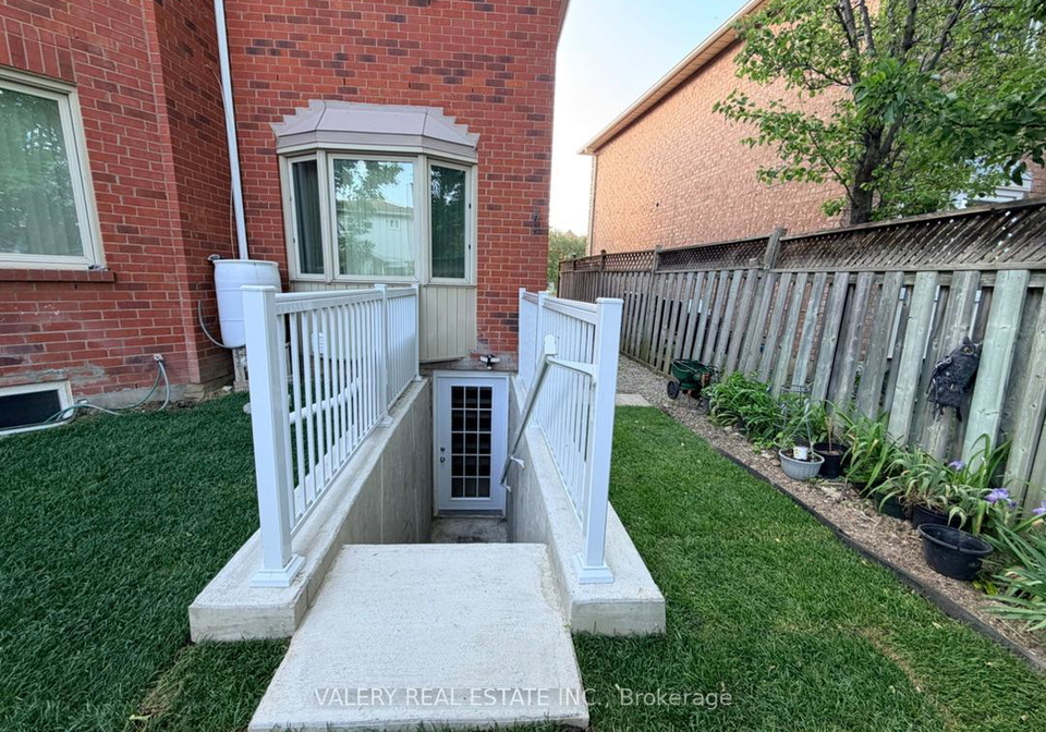 1683-moongate-crescent-mississauga-ontario-w13436880