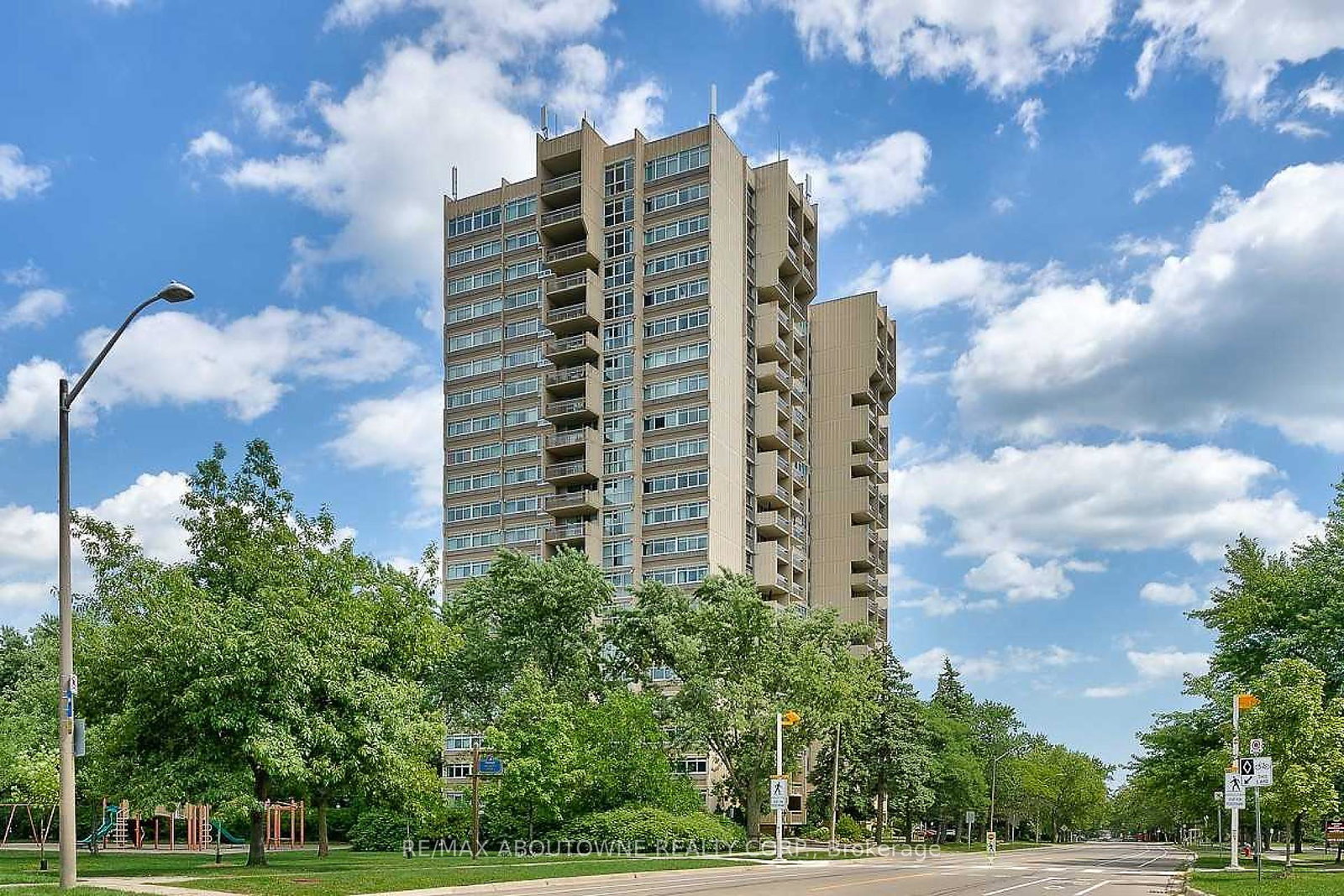 1359-white-oaks-boulevard-oakville-ontario-w13441304