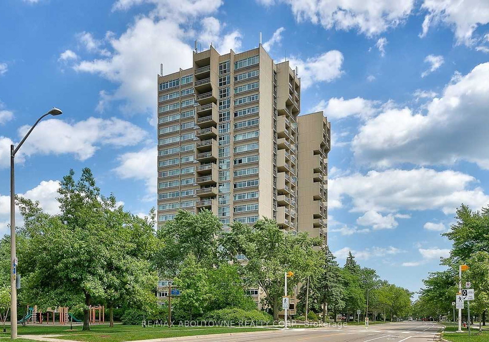 1359-white-oaks-boulevard-oakville-ontario-w13441304